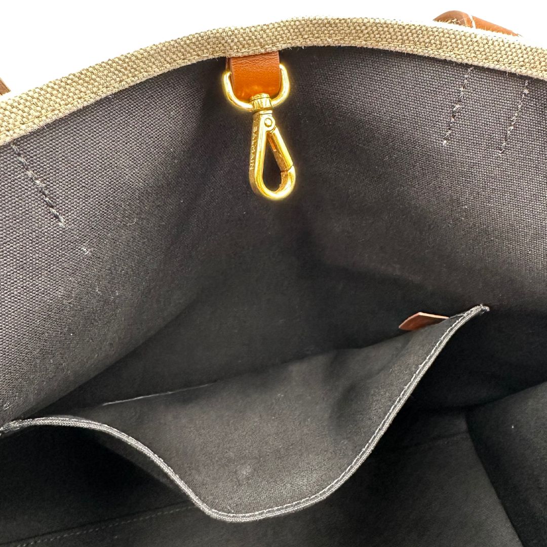 interno Borsa Balmain in tessuto color sabbia rifinita con parti in pelle marroni; munita di doppi manici e una pochette estraibile 