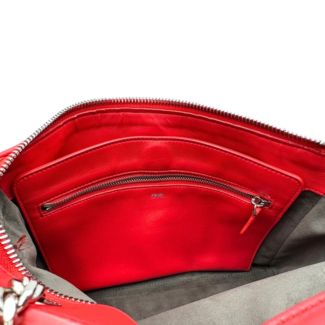 interno Borsa Dot Com Fendi in pelle rossa con parti metalliche argentate con manico singolo e tracolla scorrevole in catena con spallaccio in pelle. 