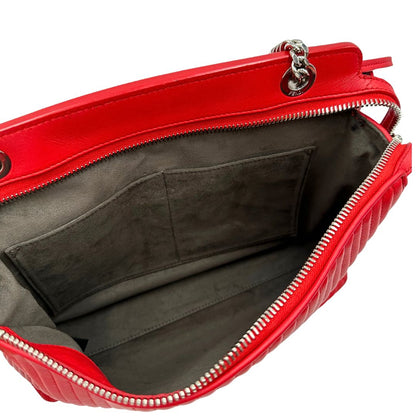 interno Borsa Dot Com Fendi in pelle rossa con parti metalliche argentate con manico singolo e tracolla scorrevole in catena con spallaccio in pelle. 