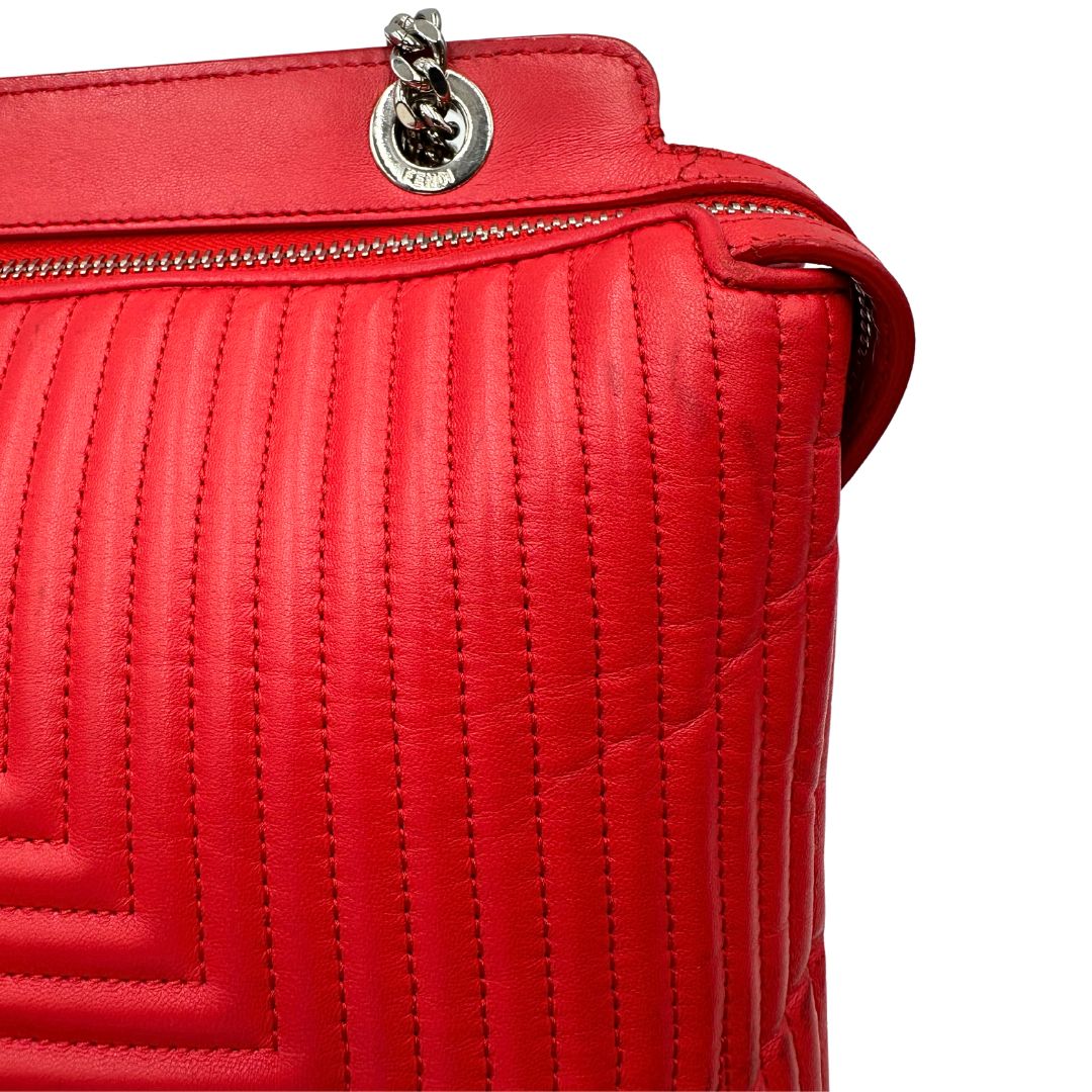 Borsa Dot Com Fendi in pelle rossa con parti metalliche argentate con manico singolo e tracolla scorrevole in catena con spallaccio in pelle