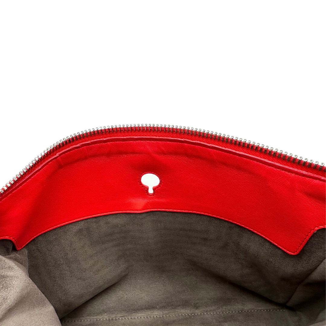 interno Borsa Dot Com Fendi in pelle rossa con parti metalliche argentate con manico singolo e tracolla scorrevole in catena con spallaccio in pelle. 