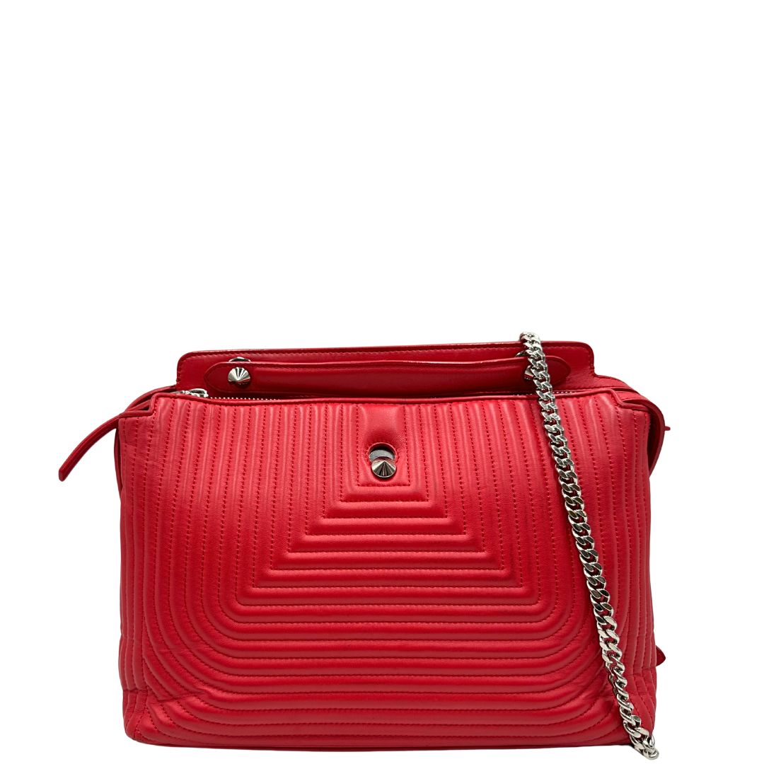 front Borsa Dot Com Fendi in pelle rossa con parti metalliche argentate con manico singolo e tracolla scorrevole in catena con spallaccio in pelle. 