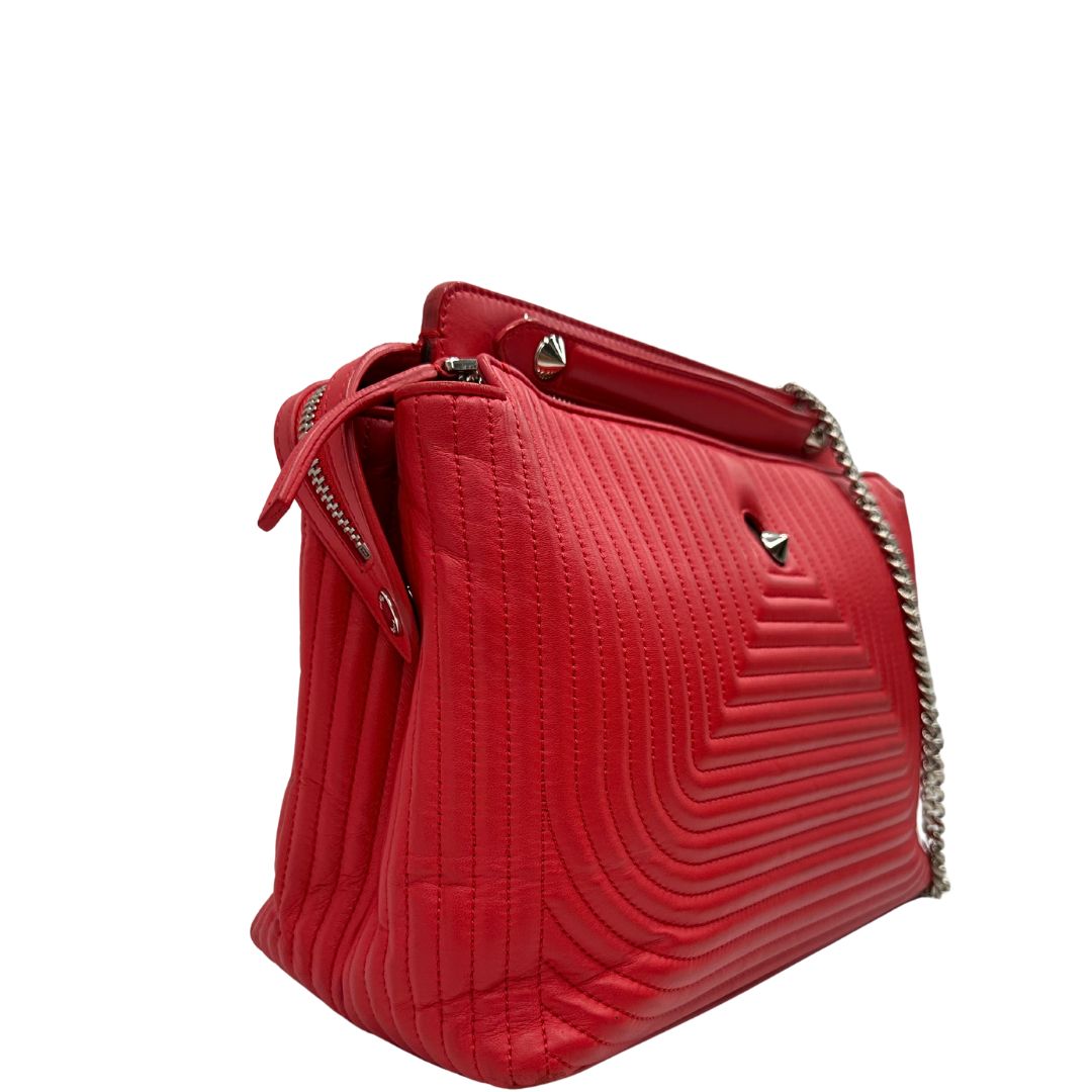 lato Borsa Dot Com Fendi in pelle rossa con parti metalliche argentate con manico singolo e tracolla scorrevole in catena con spallaccio in pelle 