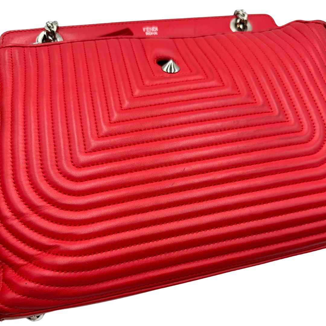 Borsa Dot Com Fendi in pelle rossa con parti metalliche argentate con manico singolo e tracolla scorrevole in catena con spallaccio in pelle