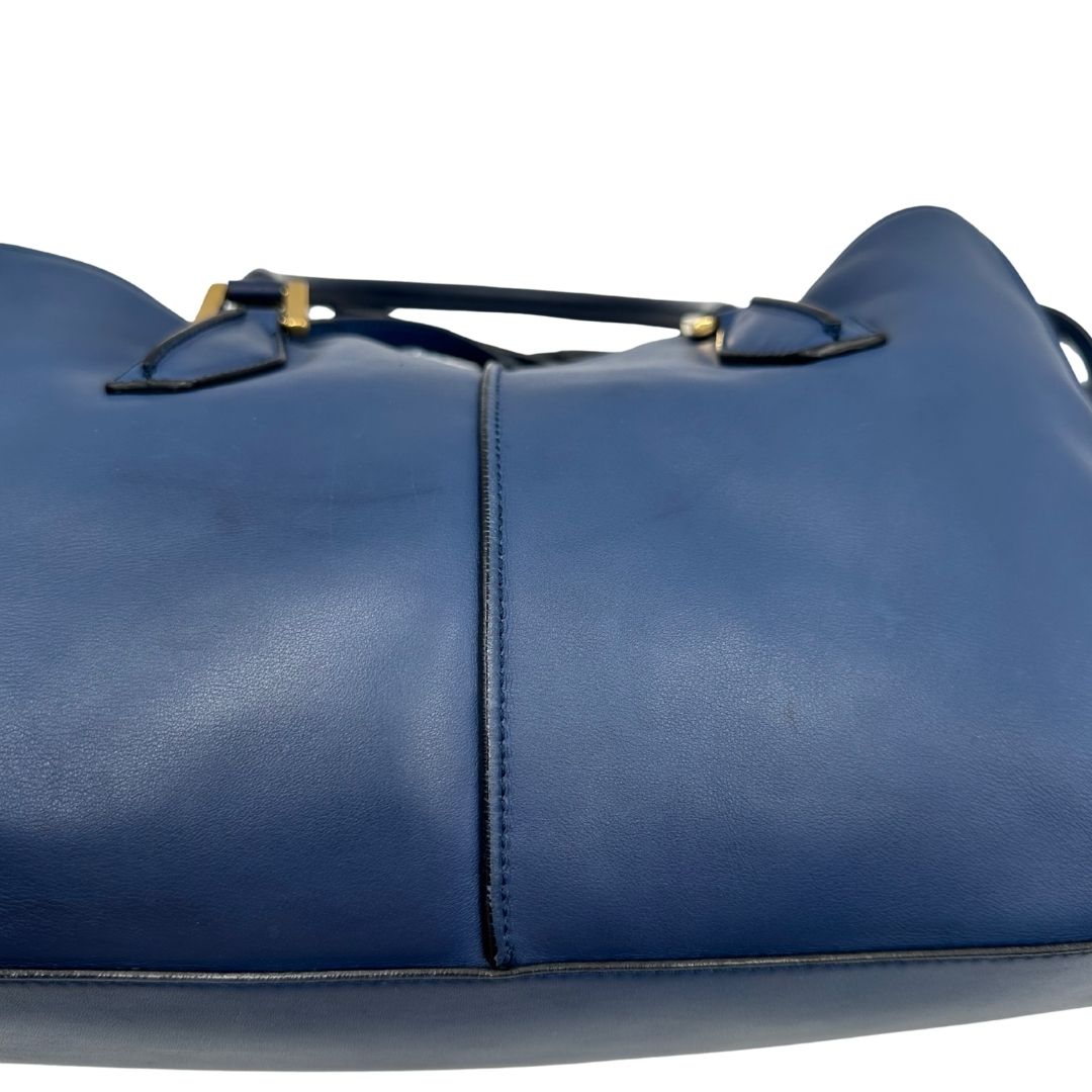 Bauletto Tod's in pelle blu con parti metalliche dorate; munita di doppi manici stondati e una tracolla amovibile e regolabile 