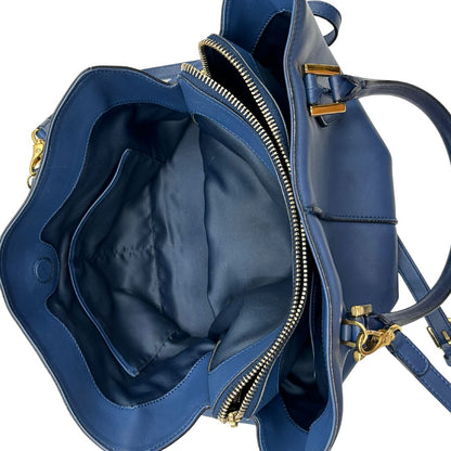 interno Bauletto Tod's in pelle blu con parti metalliche dorate; munita di doppi manici stondati e una tracolla amovibile e regolabile