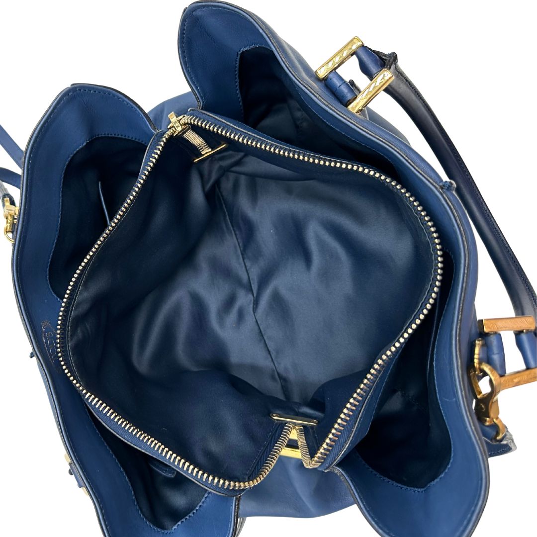 interno Bauletto Tod's in pelle blu con parti metalliche dorate; munita di doppi manici stondati e una tracolla amovibile e regolabile