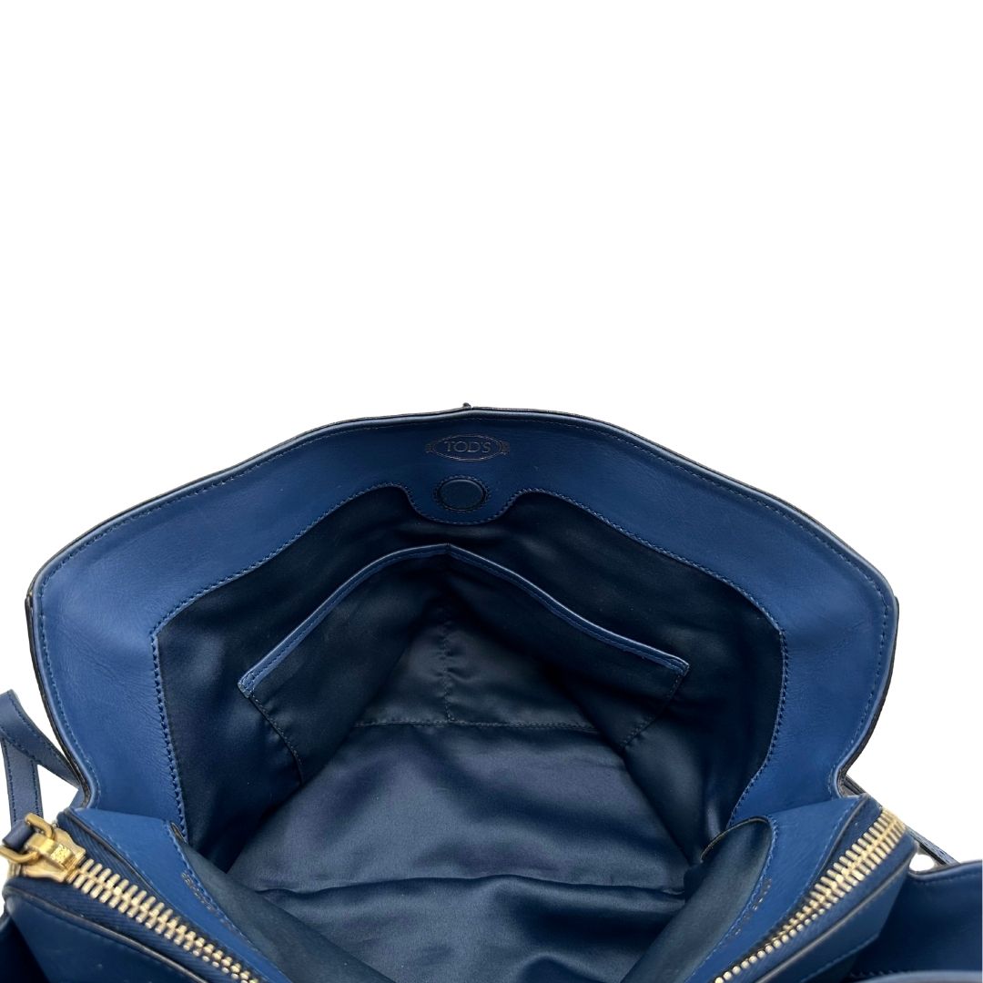 interno Bauletto Tod's in pelle blu con parti metalliche dorate; munita di doppi manici stondati e una tracolla amovibile e regolabile