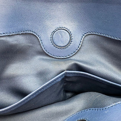 interno Bauletto Tod's in pelle blu con parti metalliche dorate; munita di doppi manici stondati e una tracolla amovibile e regolabile 