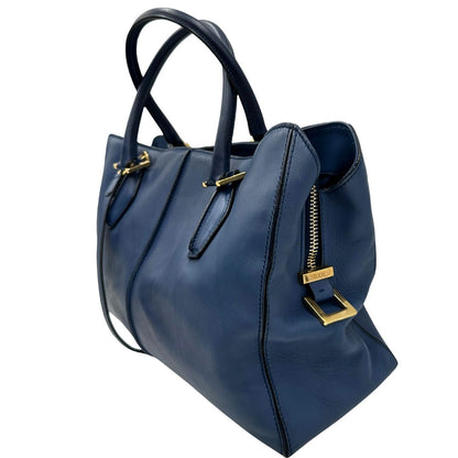 lato Bauletto Tod's in pelle blu con parti metalliche dorate; munita di doppi manici stondati e una tracolla amovibile e regolabile 