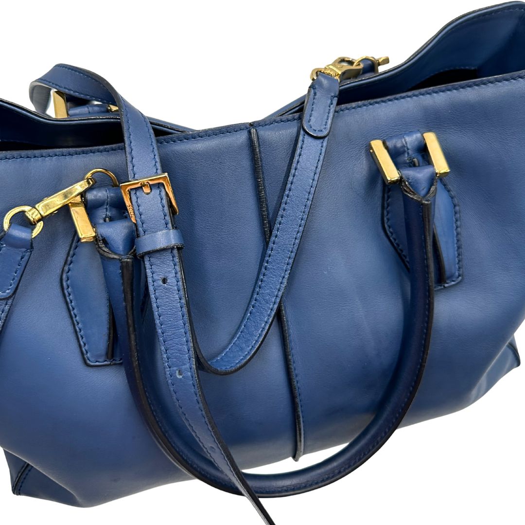 manici Bauletto Tod's in pelle blu con parti metalliche dorate; munita di doppi manici stondati e una tracolla amovibile e regolabile 