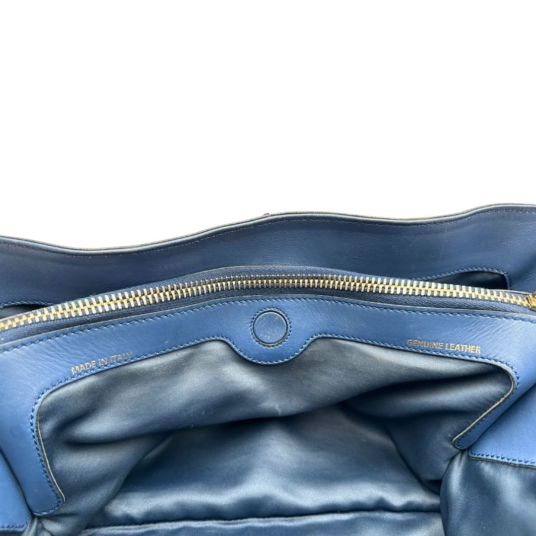 interno Bauletto Tod's in pelle blu con parti metalliche dorate; munita di doppi manici stondati e una tracolla amovibile e regolabile