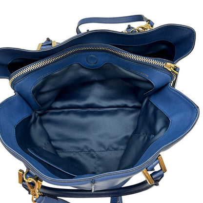interno Bauletto Tod's in pelle blu con parti metalliche dorate; munita di doppi manici stondati e una tracolla amovibile e regolabile