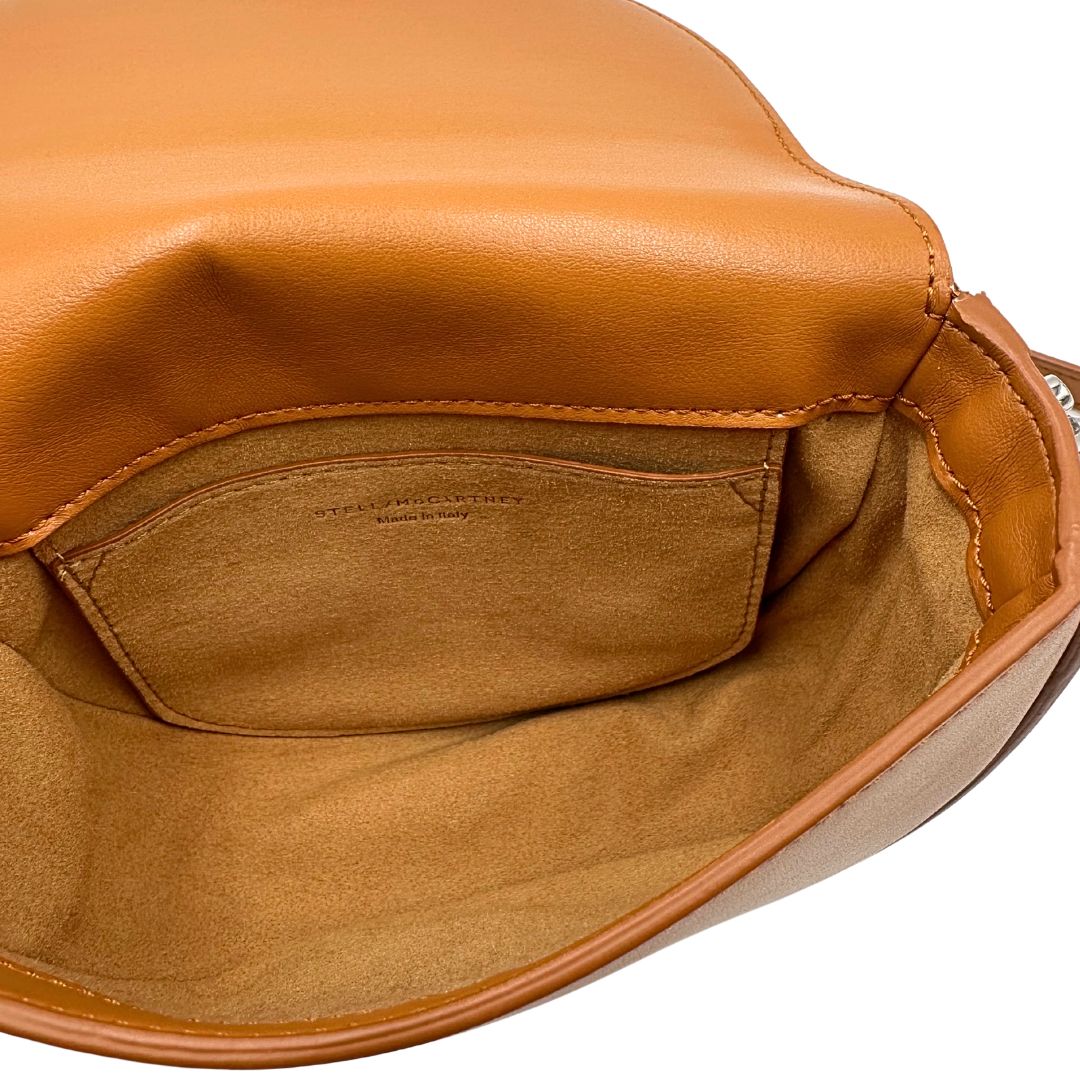 Borsa Stella McCartney in pelle color marrone bruciato con parti metalliche argentate e dorate. Completa di dustbag.