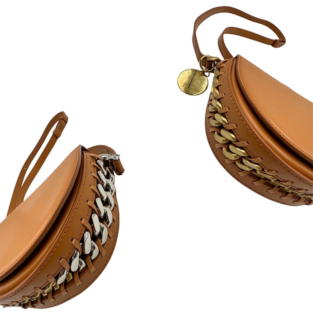 Borsa Stella McCartney in pelle color marrone bruciato con parti metalliche argentate e dorate. Completa di dustbag.