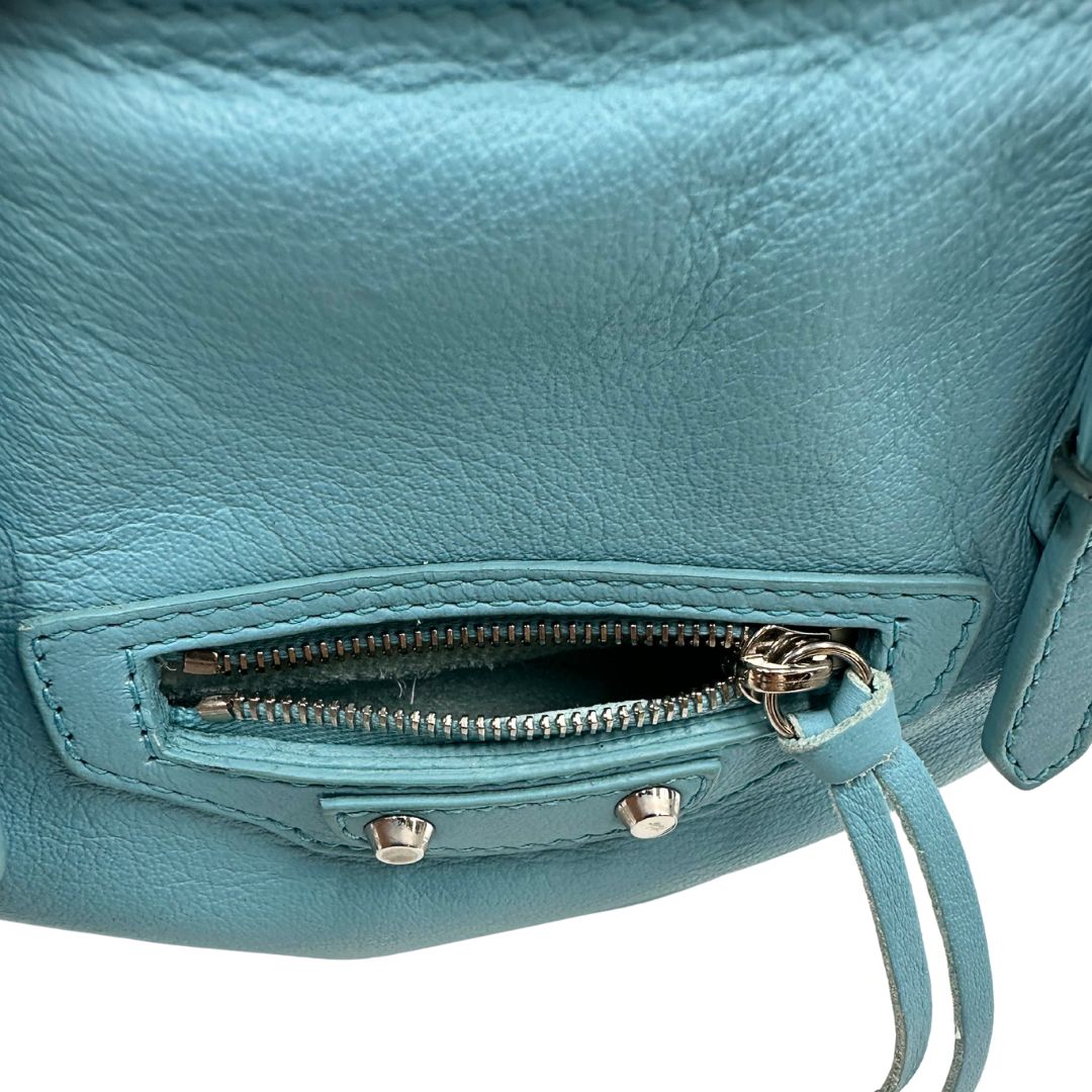 taschino  Borsa Balenciaga in pelle color turchese con parti metalliche argentate; munita di doppi manici stondati e una tracolla amovibile e regolabile. Completa di dustbag e cartellini, di lusso, originale.