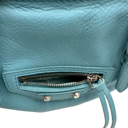 taschino  Borsa Balenciaga in pelle color turchese con parti metalliche argentate; munita di doppi manici stondati e una tracolla amovibile e regolabile. Completa di dustbag e cartellini, di lusso, originale.