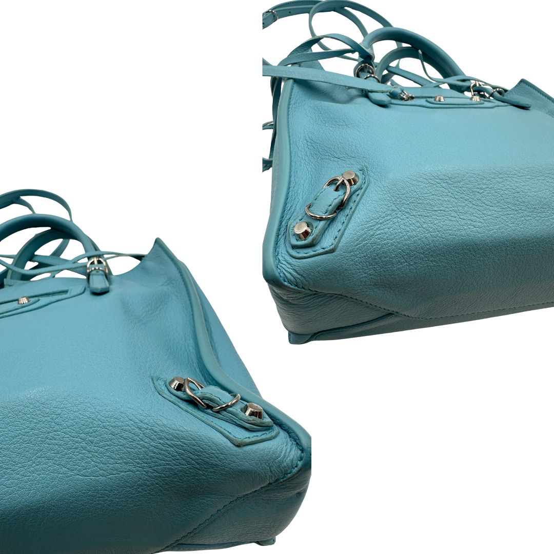 angoli  Borsa Balenciaga in pelle color turchese con parti metalliche argentate; munita di doppi manici stondati e una tracolla amovibile e regolabile. Completa di dustbag e cartellini, di lusso, originale. 