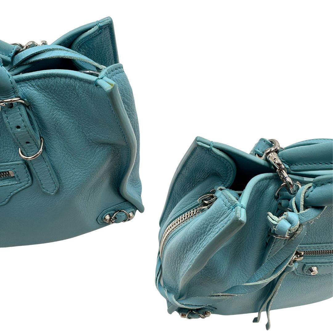 angoli superiori  Borsa Balenciaga in pelle color turchese con parti metalliche argentate; munita di doppi manici stondati e una tracolla amovibile e regolabile. Completa di dustbag e cartellini, di lusso, originale.