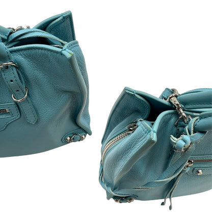 angoli superiori  Borsa Balenciaga in pelle color turchese con parti metalliche argentate; munita di doppi manici stondati e una tracolla amovibile e regolabile. Completa di dustbag e cartellini, di lusso, originale.