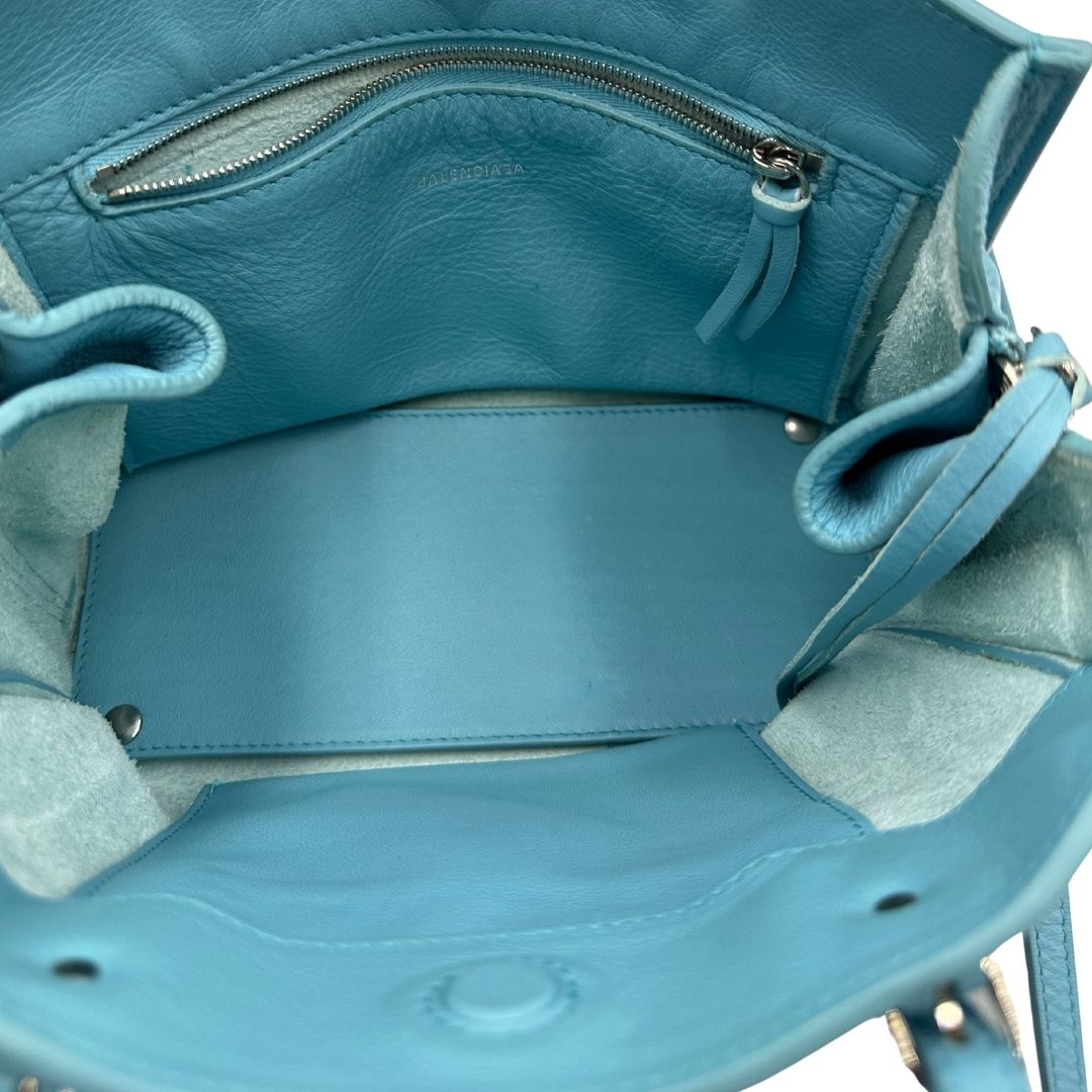 interno  Borsa Balenciaga in pelle color turchese con parti metalliche argentate; munita di doppi manici stondati e una tracolla amovibile e regolabile. Completa di dustbag e cartellini, di lusso, originale. 