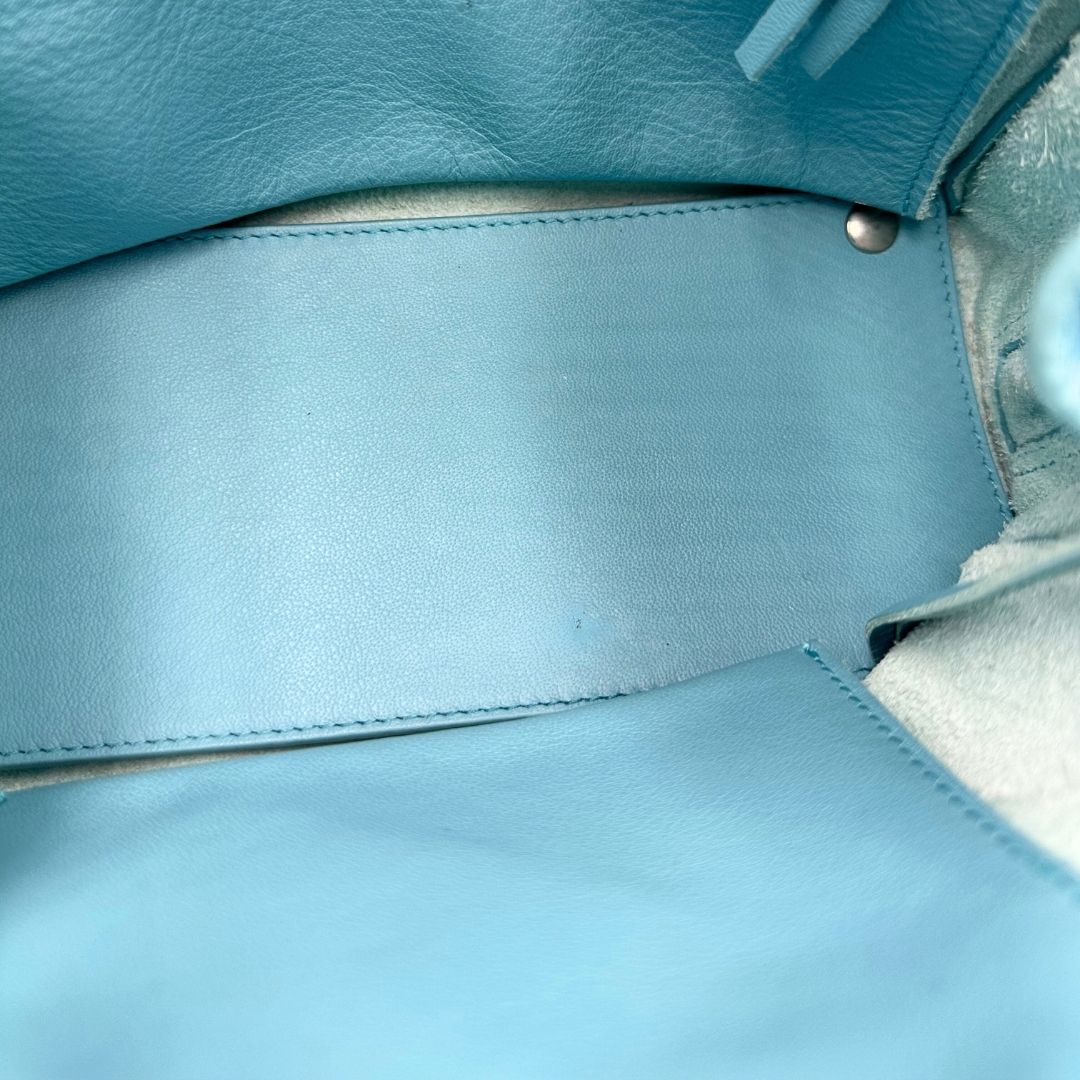 interno  Borsa Balenciaga in pelle color turchese con parti metalliche argentate; munita di doppi manici stondati e una tracolla amovibile e regolabile. Completa di dustbag e cartellini, di lusso, originale. 