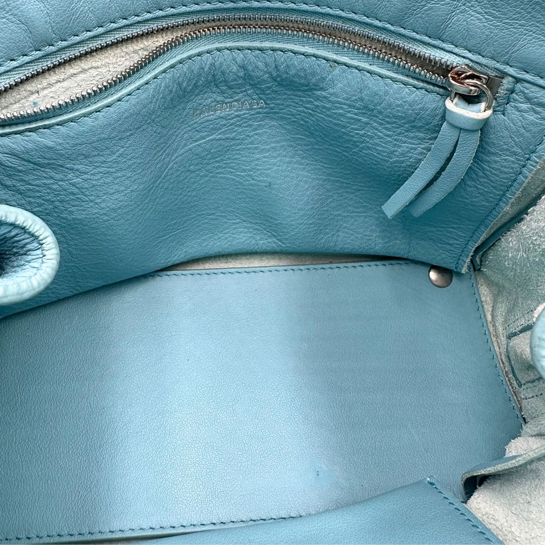 interno  Borsa Balenciaga in pelle color turchese con parti metalliche argentate; munita di doppi manici stondati e una tracolla amovibile e regolabile. Completa di dustbag e cartellini, di lusso, originale. 
