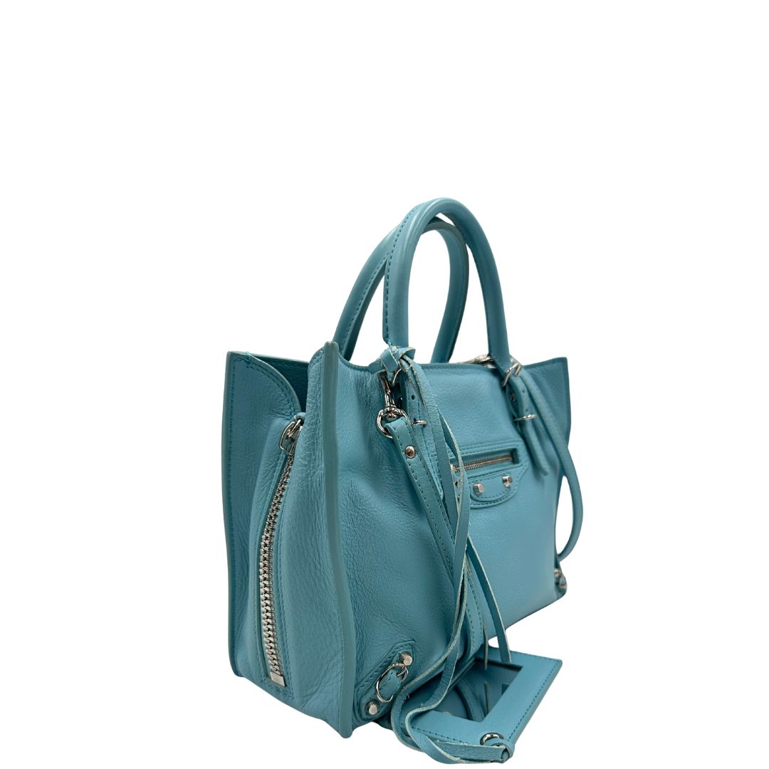 lato  Borsa Balenciaga in pelle color turchese con parti metalliche argentate; munita di doppi manici stondati e una tracolla amovibile e regolabile. Completa di dustbag e cartellini, di lusso, originale. 