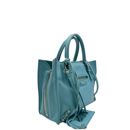 lato  Borsa Balenciaga in pelle color turchese con parti metalliche argentate; munita di doppi manici stondati e una tracolla amovibile e regolabile. Completa di dustbag e cartellini, di lusso, originale. 