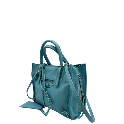 lato  Borsa Balenciaga in pelle color turchese con parti metalliche argentate; munita di doppi manici stondati e una tracolla amovibile e regolabile. Completa di dustbag e cartellini, di lusso, originale. 