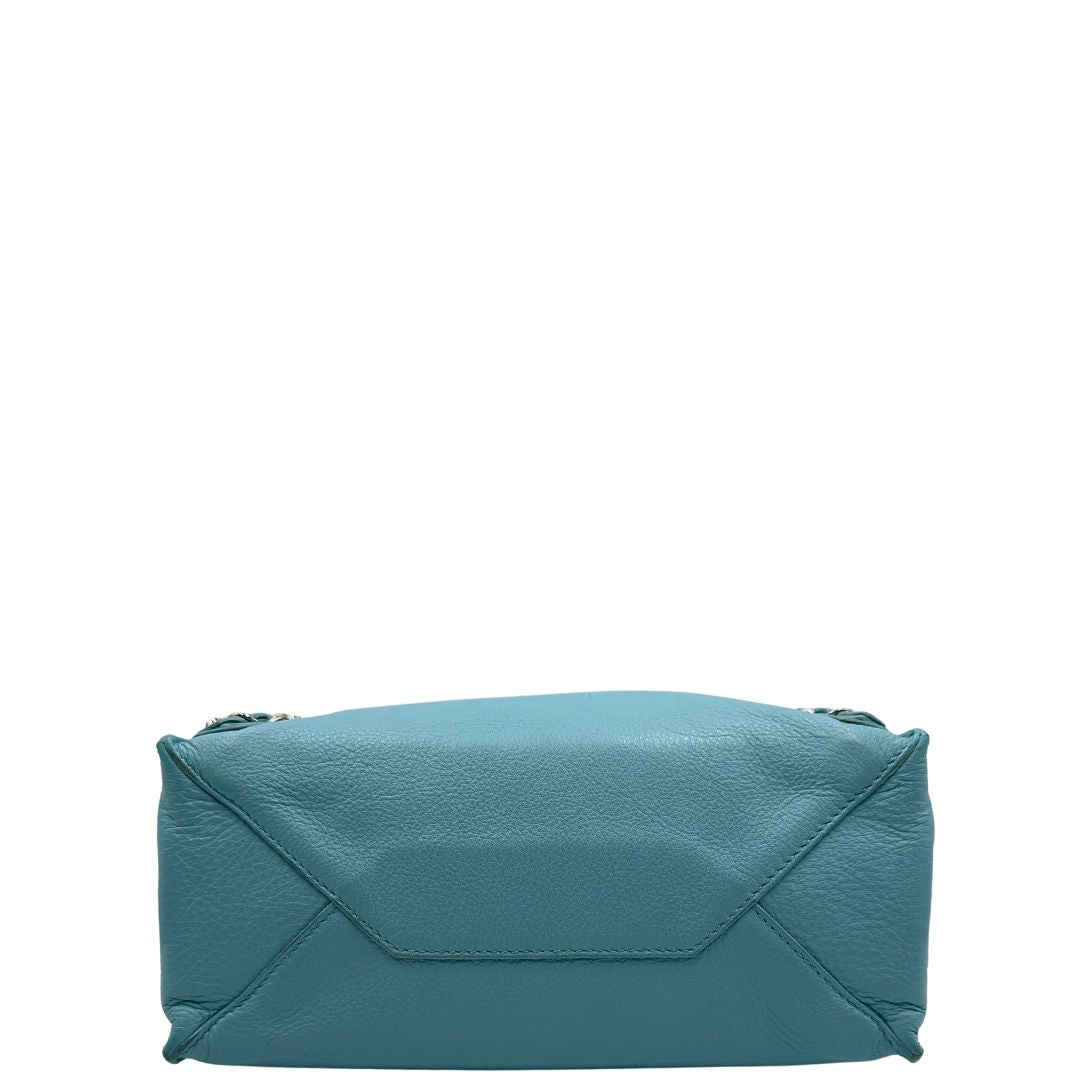 base  Borsa Balenciaga in pelle color turchese con parti metalliche argentate; munita di doppi manici stondati e una tracolla amovibile e regolabile. Completa di dustbag e cartellini, di lusso, originale.
