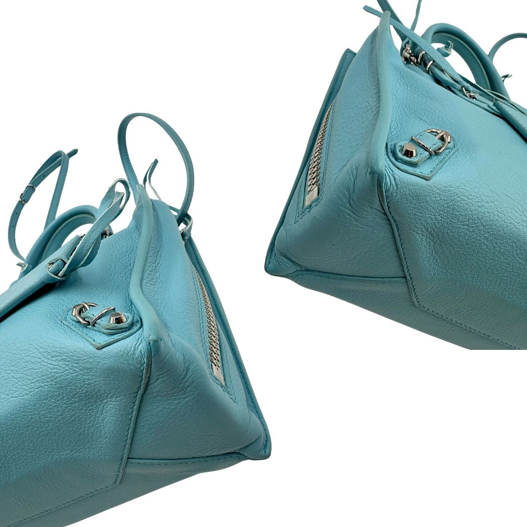 angoli  Borsa Balenciaga in pelle color turchese con parti metalliche argentate; munita di doppi manici stondati e una tracolla amovibile e regolabile. Completa di dustbag e cartellini, di lusso, originale. 