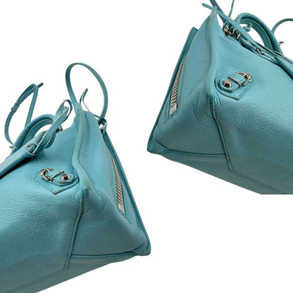 angoli  Borsa Balenciaga in pelle color turchese con parti metalliche argentate; munita di doppi manici stondati e una tracolla amovibile e regolabile. Completa di dustbag e cartellini, di lusso, originale. 