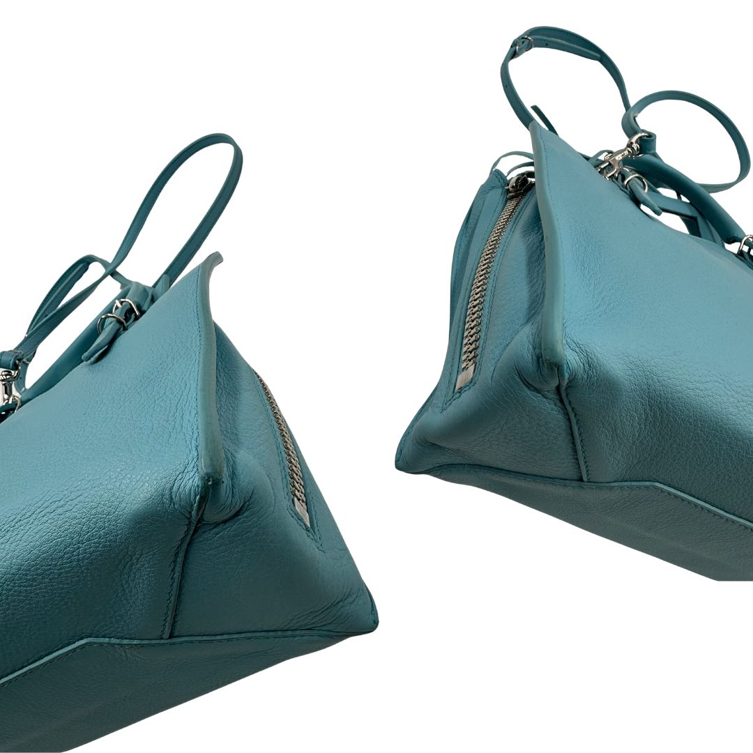 angoli  Borsa Balenciaga in pelle color turchese con parti metalliche argentate; munita di doppi manici stondati e una tracolla amovibile e regolabile. Completa di dustbag e cartellini, di lusso, originale.