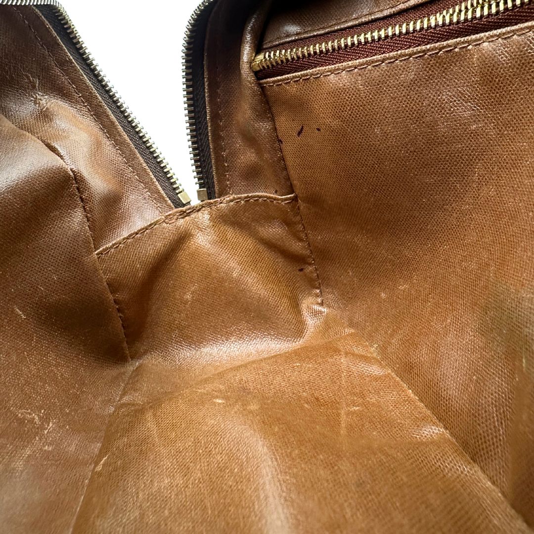  trousse in canvas marrone monogram con finiture in vacchetta naturale e parti metalliche dorate.