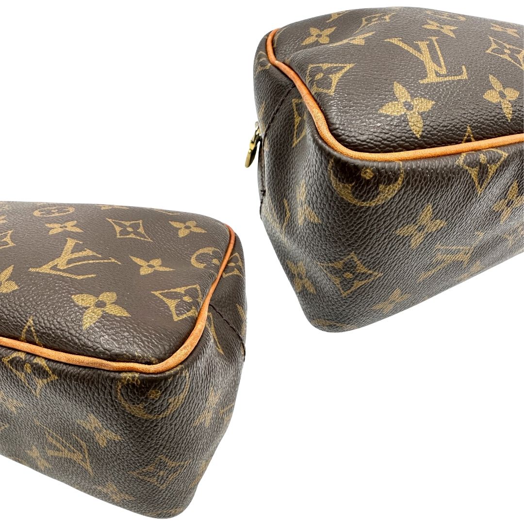  trousse in canvas marrone monogram con finiture in vacchetta naturale e parti metalliche dorate.