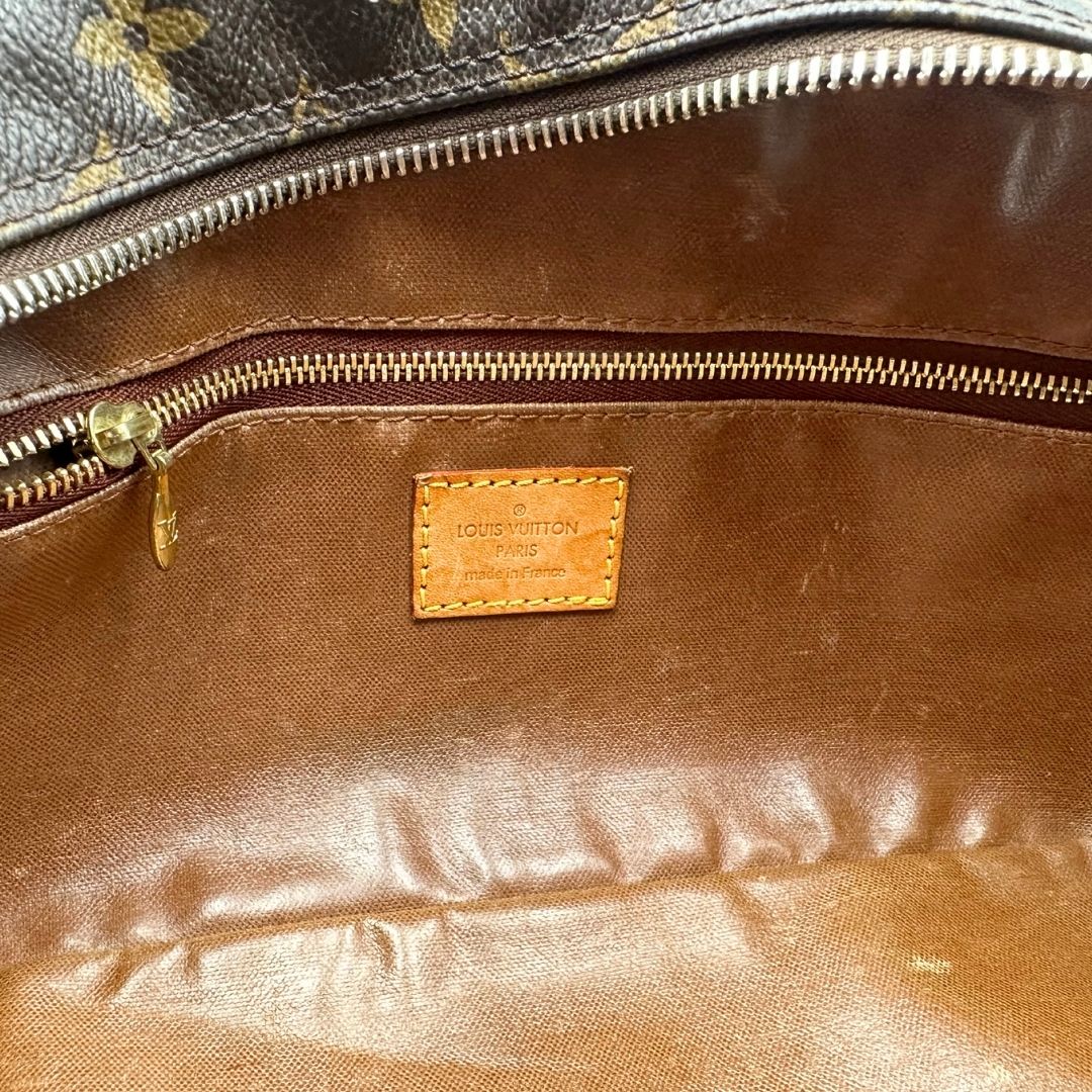  trousse in canvas marrone monogram con finiture in vacchetta naturale e parti metalliche dorate.