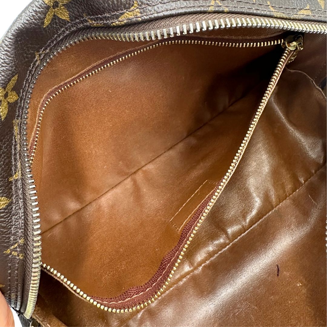  trousse in canvas marrone monogram con finiture in vacchetta naturale e parti metalliche dorate.