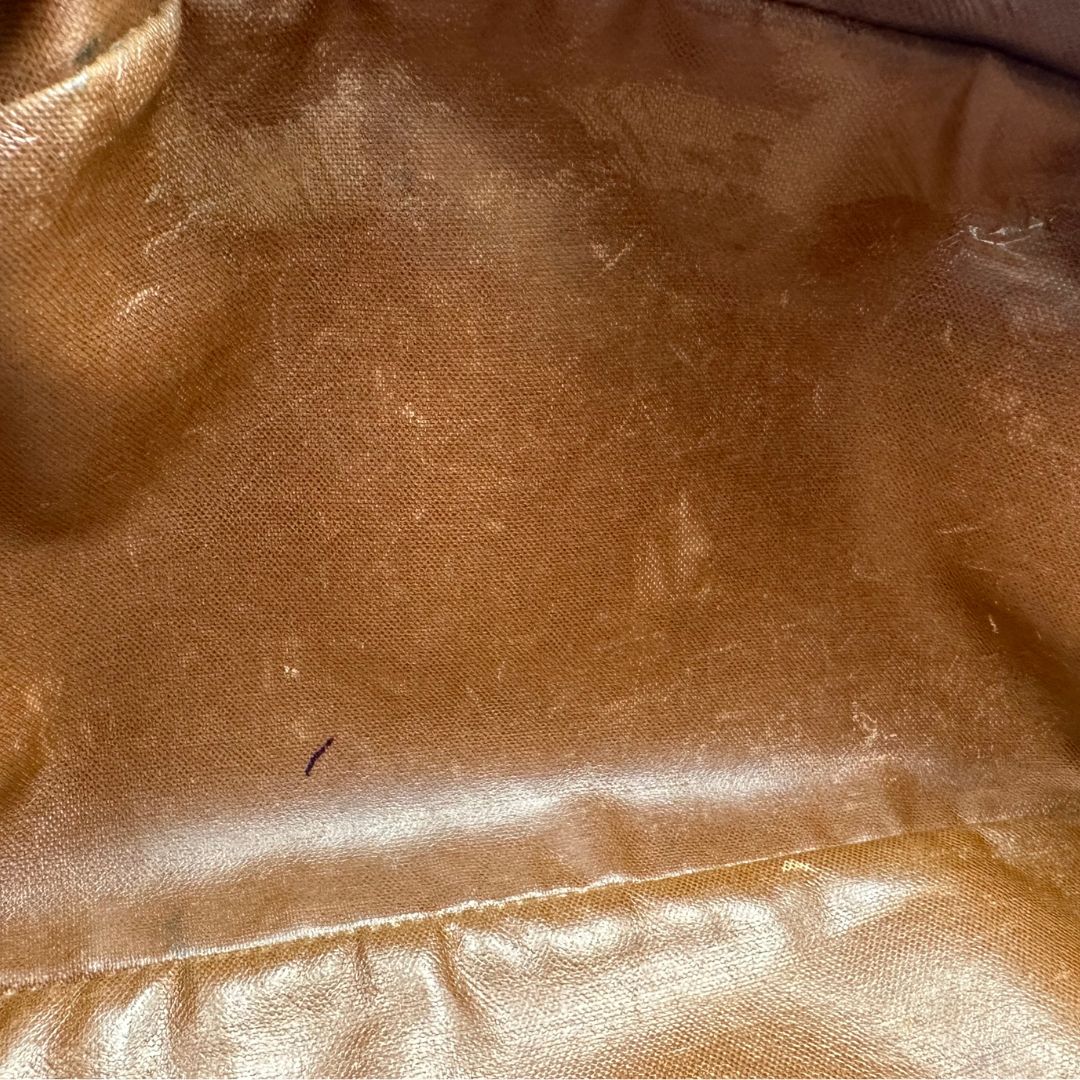  trousse in canvas marrone monogram con finiture in vacchetta naturale e parti metalliche dorate.