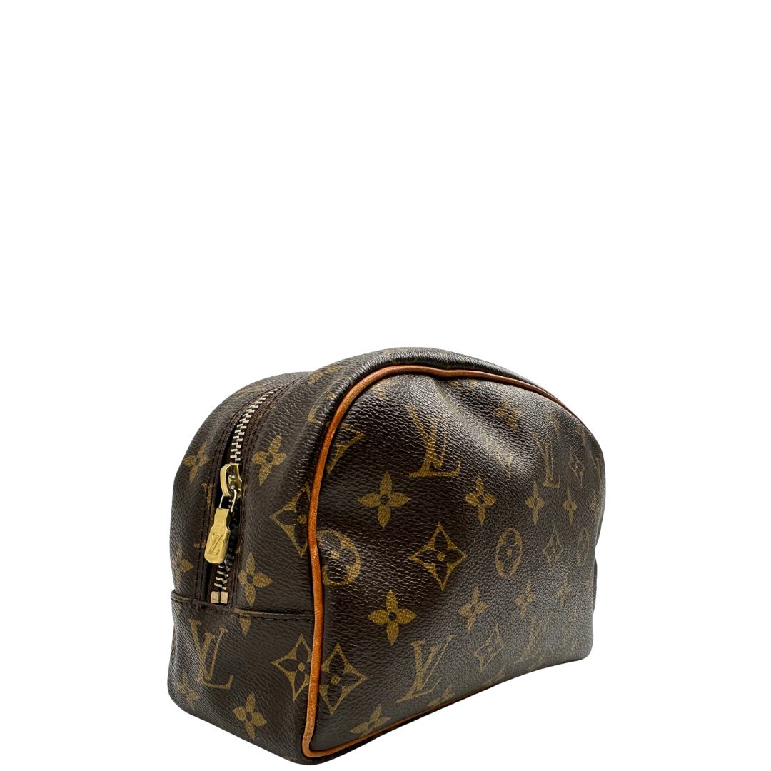 lato  trousse in canvas marrone monogram con finiture in vacchetta naturale e parti metalliche dorate.