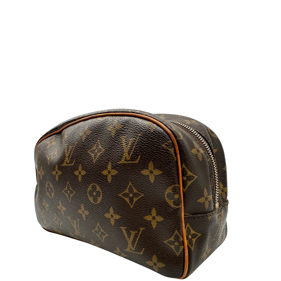 lato  trousse in canvas marrone monogram con finiture in vacchetta naturale e parti metalliche dorate. 