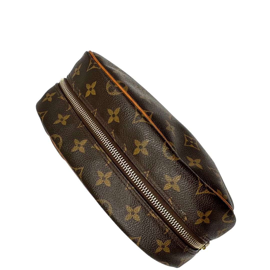  trousse in canvas marrone monogram con finiture in vacchetta naturale e parti metalliche dorate.