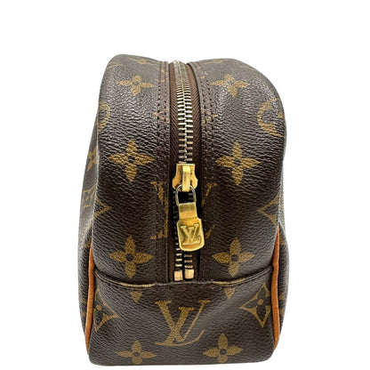  trousse in canvas marrone monogram con finiture in vacchetta naturale e parti metalliche dorate.