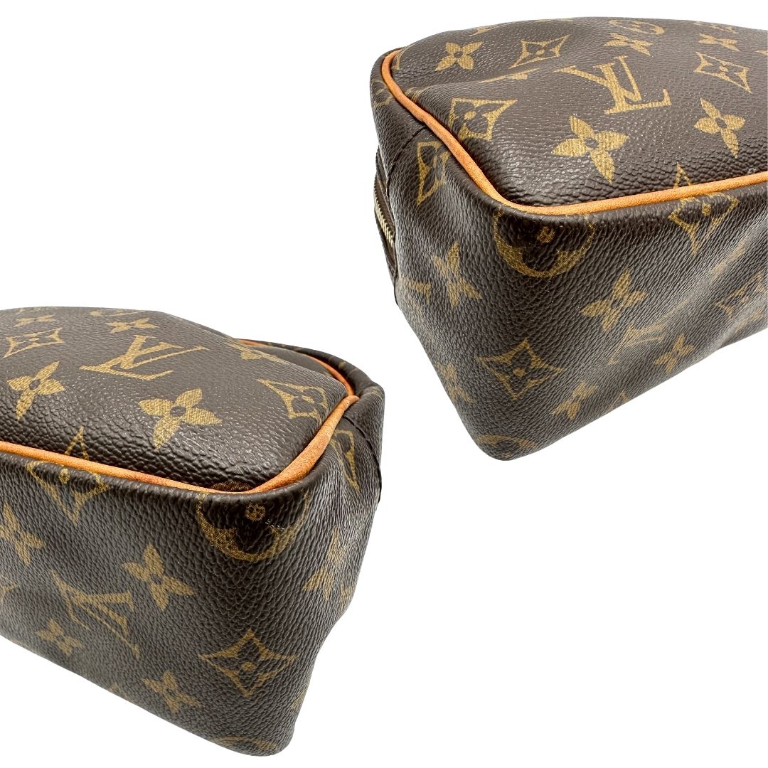  trousse in canvas marrone monogram con finiture in vacchetta naturale e parti metalliche dorate.