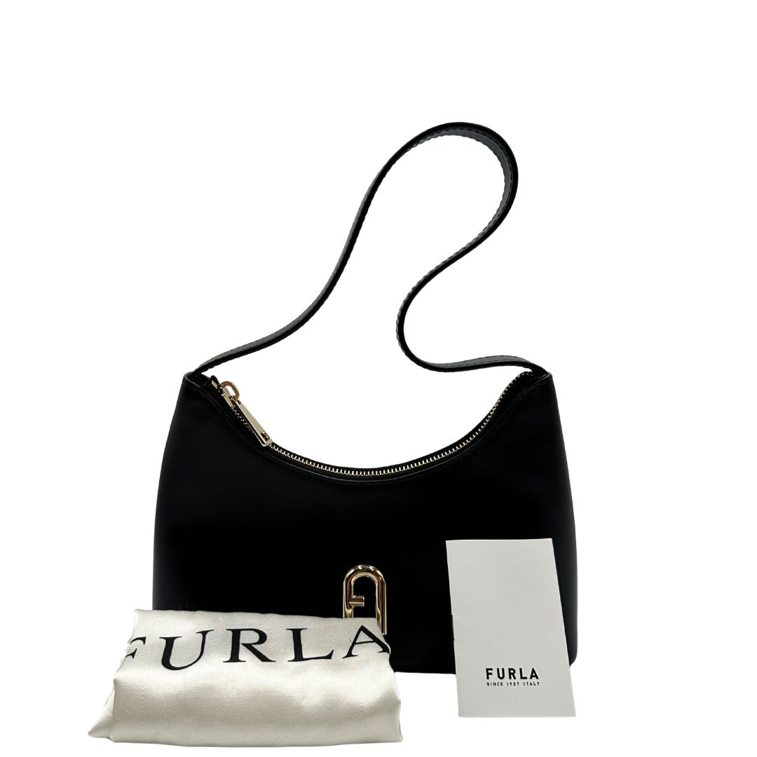 Borsa Furla in pelle nera con parti metalliche dorate; munita di un manico singolo, indossabile a spalla. Completa di dustbag e cartellino 