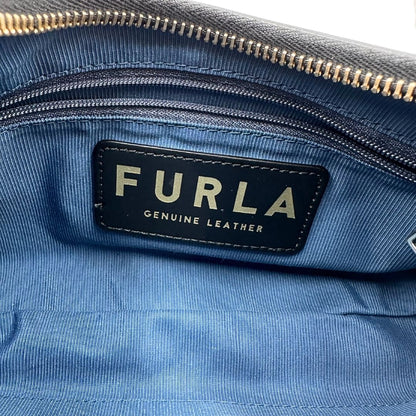 interno Borsa Furla in pelle nera con parti metalliche dorate; munita di un manico singolo, indossabile a spalla. Completa di dustbag  