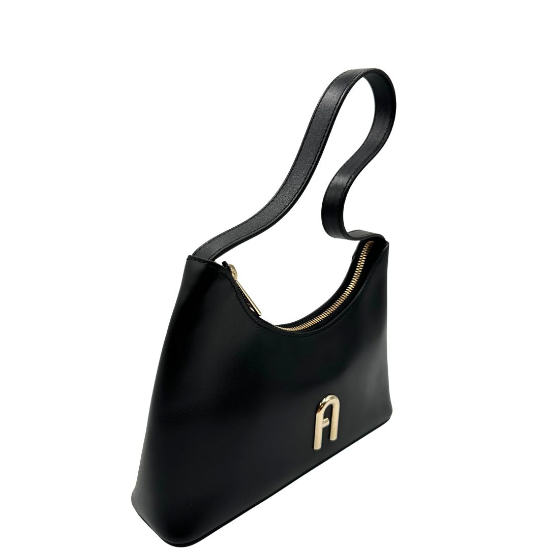 lato Borsa Furla in pelle nera con parti metalliche dorate; munita di un manico singolo, indossabile a spalla. Completa di dustbag e cartellino 