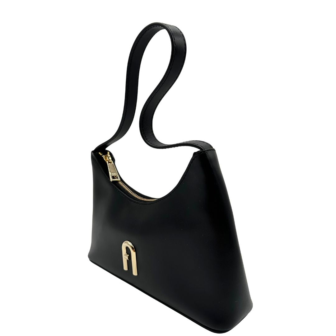 lato Borsa Furla in pelle nera con parti metalliche dorate; munita di un manico singolo, indossabile a spalla. Completa di dustbag e cartellino 