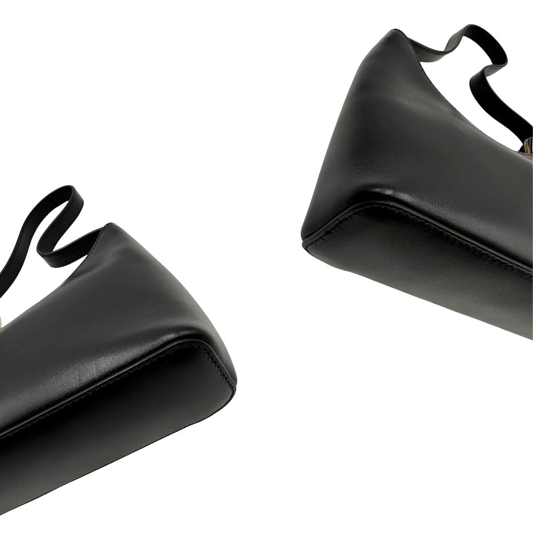 angoli Borsa Furla in pelle nera con parti metalliche dorate; munita di un manico singolo, indossabile a spalla. Completa di dustbag  