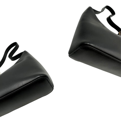 angoli Borsa Furla in pelle nera con parti metalliche dorate; munita di un manico singolo, indossabile a spalla. Completa di dustbag  